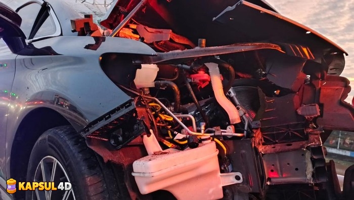 mobil-byd-ringsek-usai-tabrak-truk-di-tol-dalam-kota-senin-772025-pagi-tadi-1751857333944_169